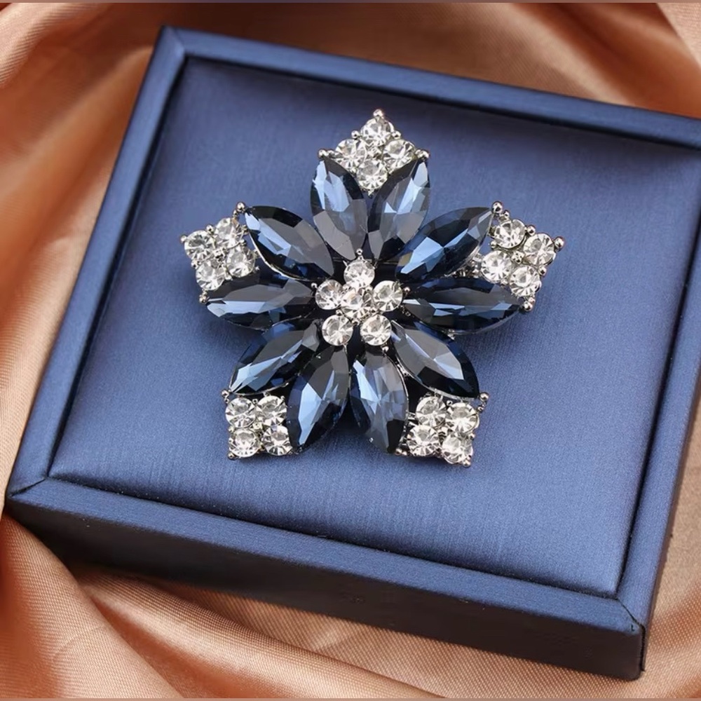 Floral Retro Rhinestone Encrusted Brooch Modern New Gorgeous